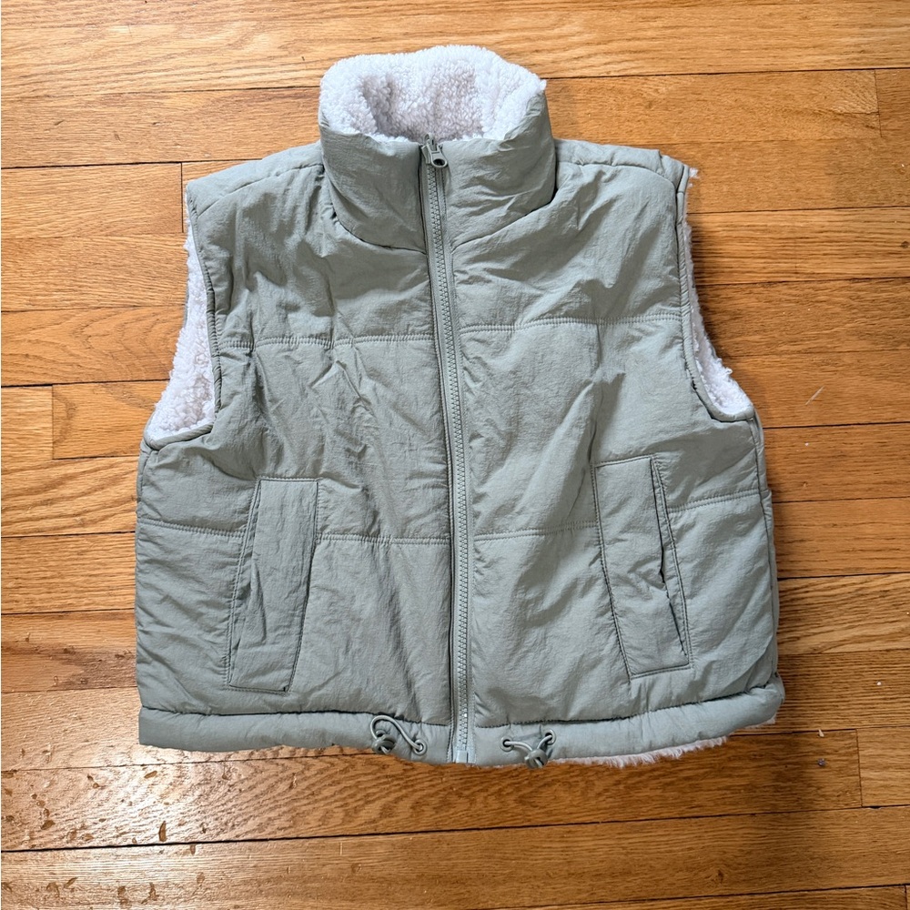 Thread & Supply Reversible Green and Sherpa Puffer Vest Women’s XS
